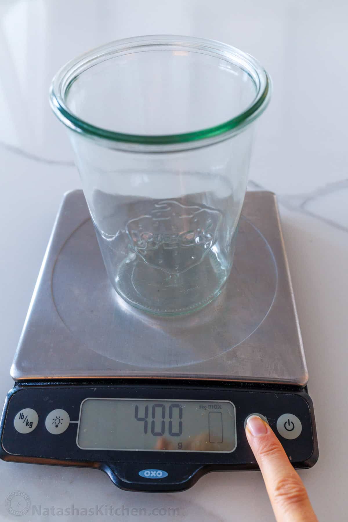 Weck jar on kitchen scale weighs 400g