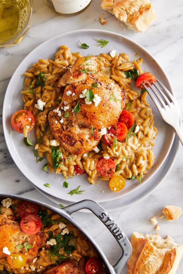 Pollo greco e orzo in una pentola: pollo tenero e succoso e l'orzo più cremoso di sempre (che cuoce direttamente in padella) condito con pomodori + feta!