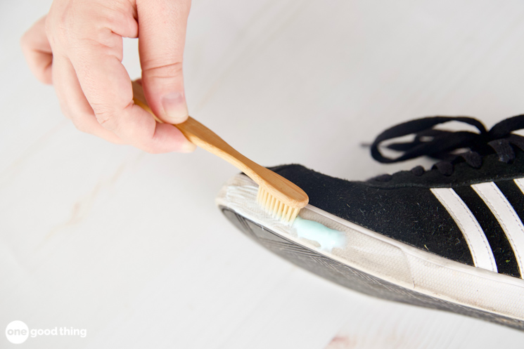 cleaning white shoes