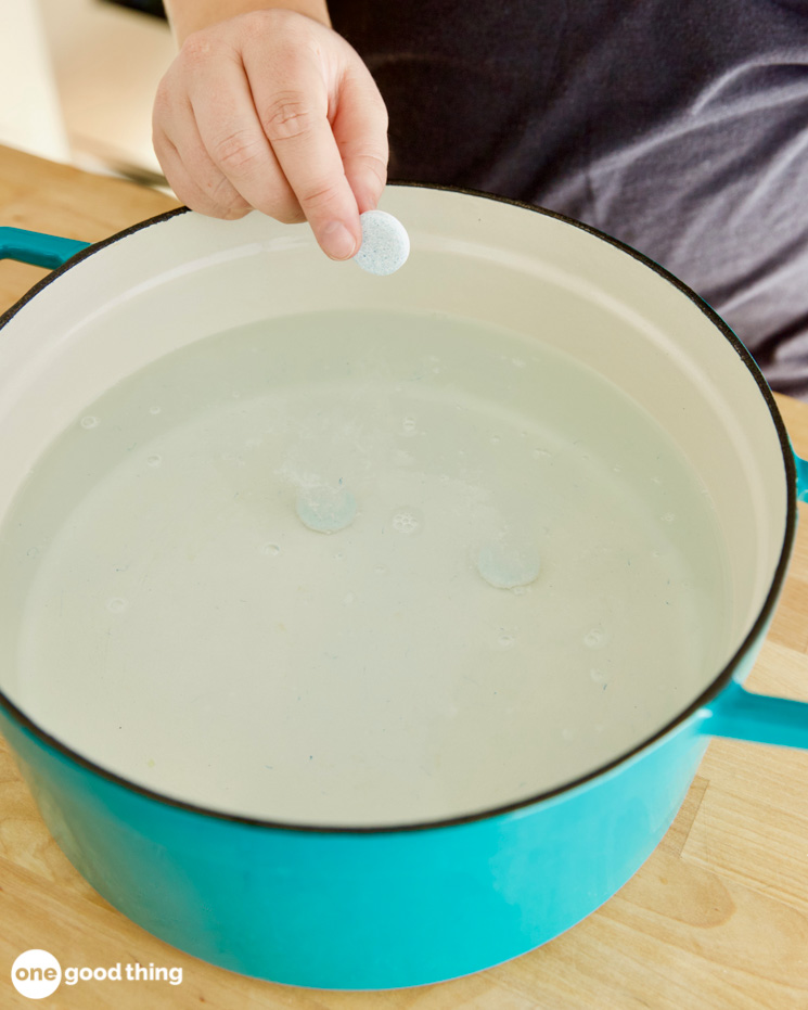 cleaning with denture tabs 