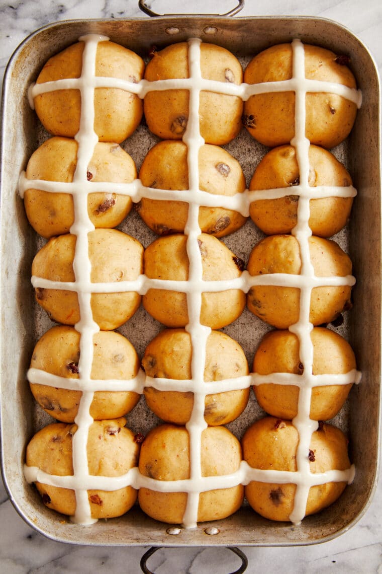 Hot Cross Buns - Panini caldi e croccanti fatti in casa che sono così morbidi, soffici e leggermente dolci. Assolutamente indispensabili per la Pasqua - scompariranno così rapidamente!