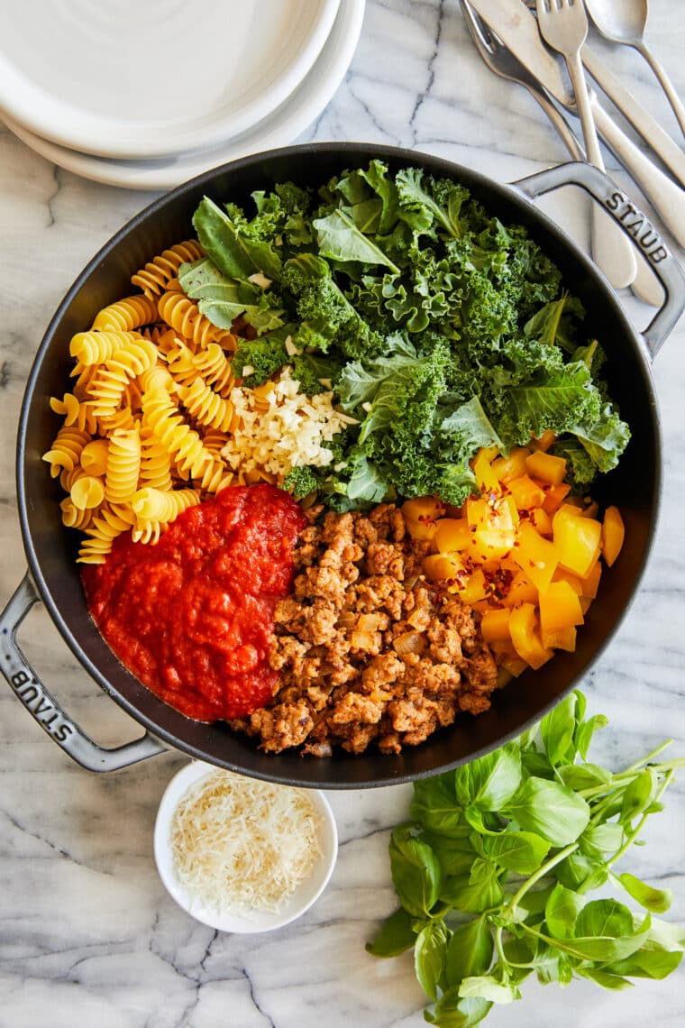 One Pot Sausage Pasta - Con salsiccia italiana sbriciolata, insaporita con verdure, salsa marinara e parmigiano. VERAMENTE UNA CENA CON UNA PADELLA! Così così facile!