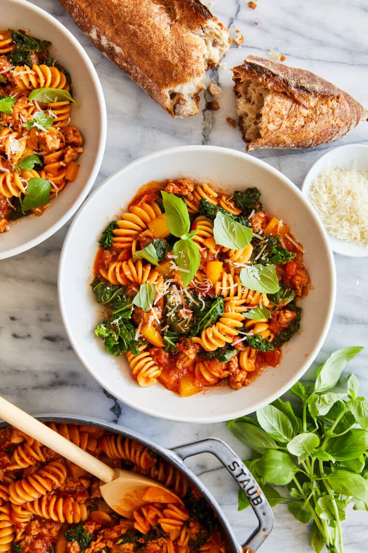 One Pot Sausage Pasta - Con salsiccia italiana sbriciolata, insaporita con verdure, salsa marinara e parmigiano. VERAMENTE UNA CENA CON UNA PADELLA! Così così facile!