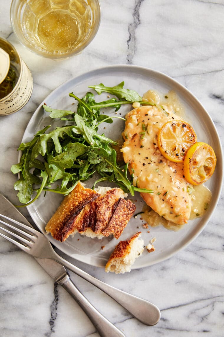 Petti di pollo al limone di Weeknight - Così veloci, così facili. E la salsa alle erbe e limone all'aglio è LA MIGLIORE. Servire con un'insalata leggera + pane croccante!