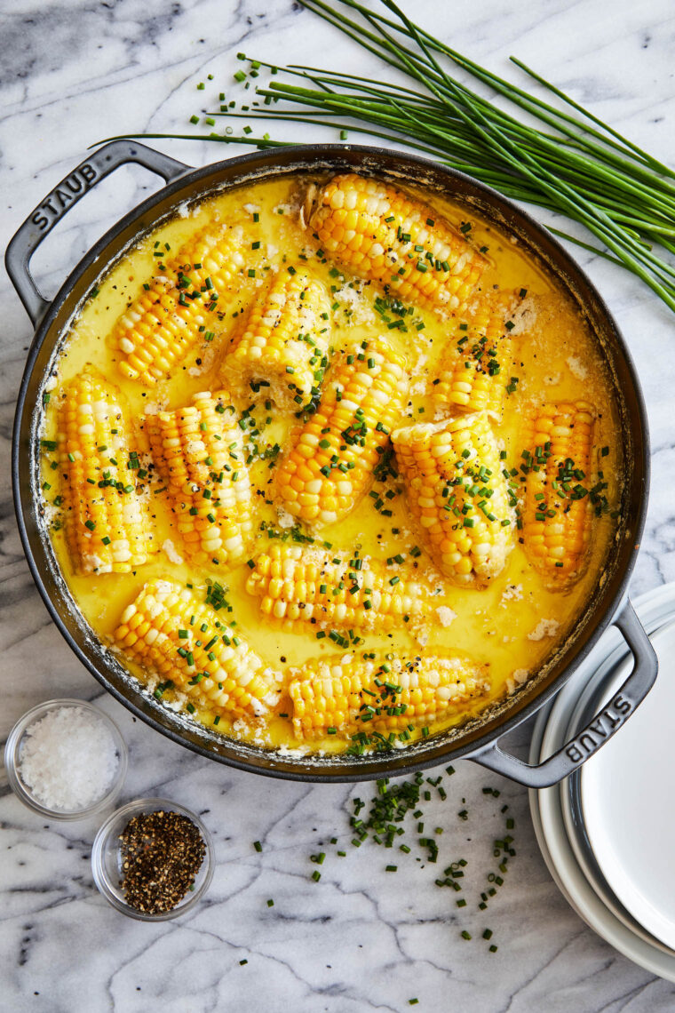 Pannocchie di mais bollite - Mais bollito al latte! Davvero L'UNICO modo per cucinare le pannocchie di mais (ovviamente in un epico bagno al burro)! Così burroso, così dolce!