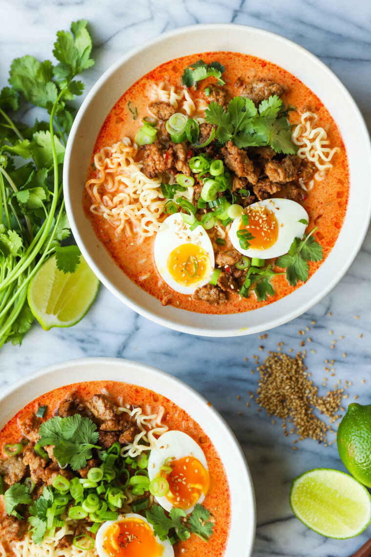 Ramen tailandese al curry e cocco - Il brodo di cocco e curry rosso più saporito! Realizzato in soli 30 minuti con coriandolo, uova sode e ramen noodles!