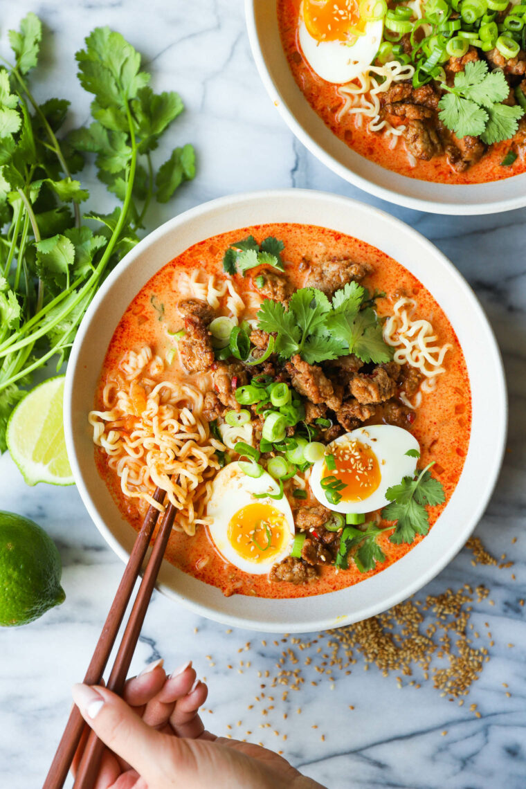 Ramen tailandese al curry e cocco - Il brodo di cocco e curry rosso più saporito! Realizzato in soli 30 minuti con coriandolo, uova sode e ramen noodles!