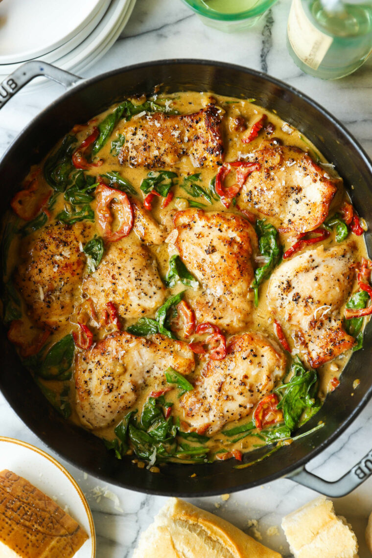 Cosce di pollo in padella con pomodori essiccati al sole - Pollo succoso e dorato nella salsa di crema di pomodori essiccati al sole più saporita con verdure nascoste!