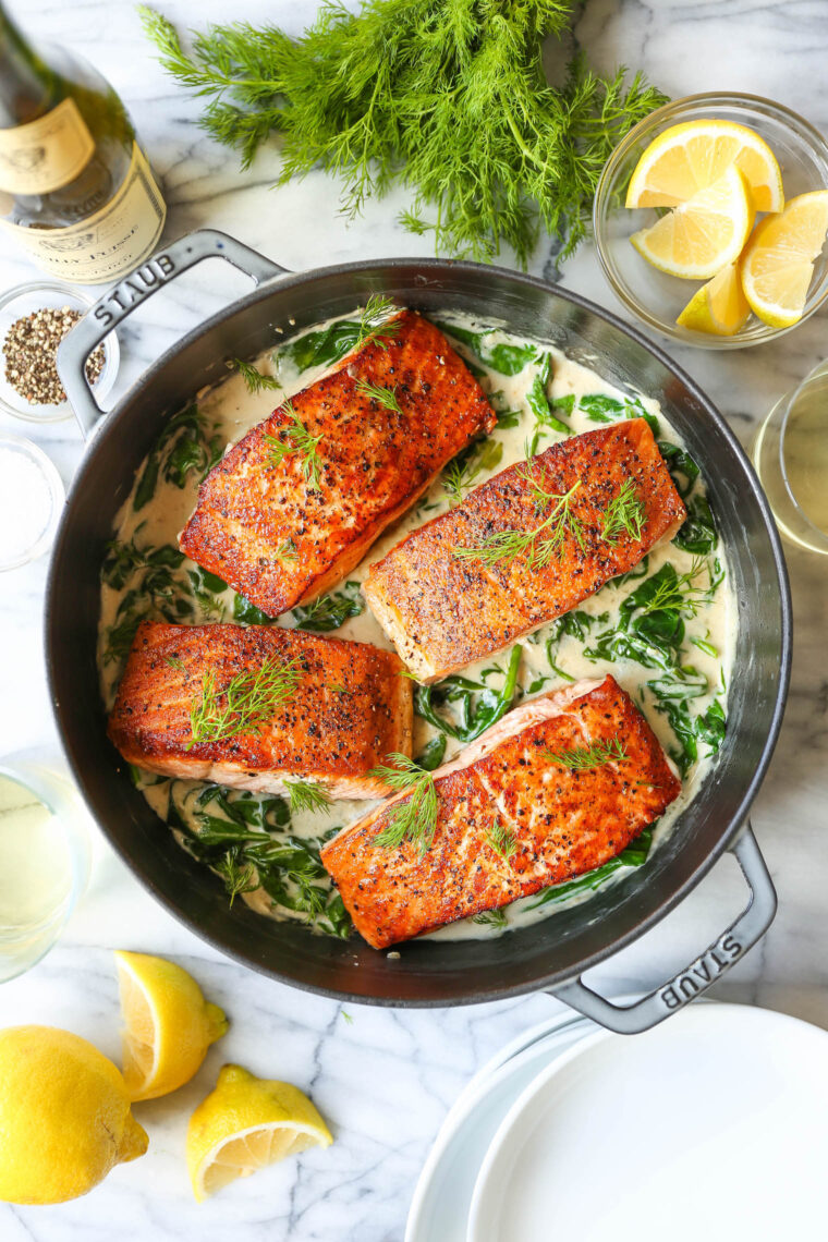 Salmone con salsa di panna all'aglio - Salmone perfettamente scottato in padella servito con la salsa di panna all'aglio più irresistibile con spinaci nascosti!