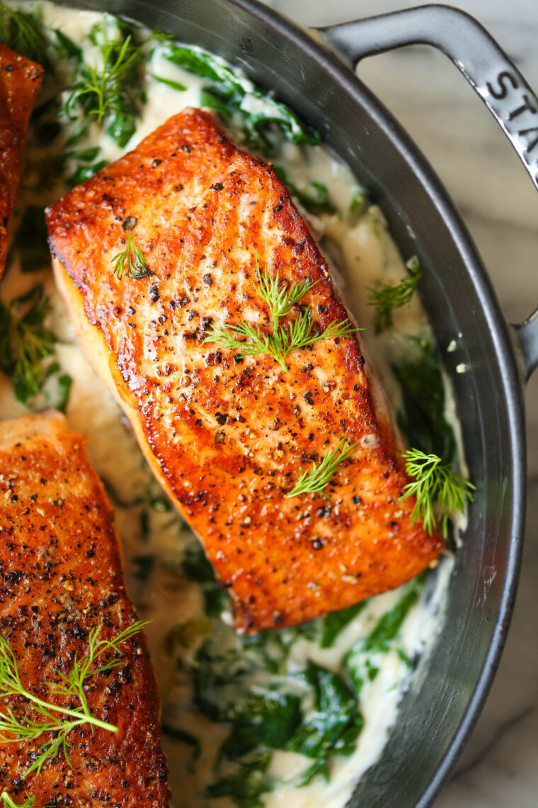 Salmone con salsa di panna all'aglio - Salmone perfettamente scottato in padella servito con la salsa di panna all'aglio più irresistibile con spinaci nascosti!