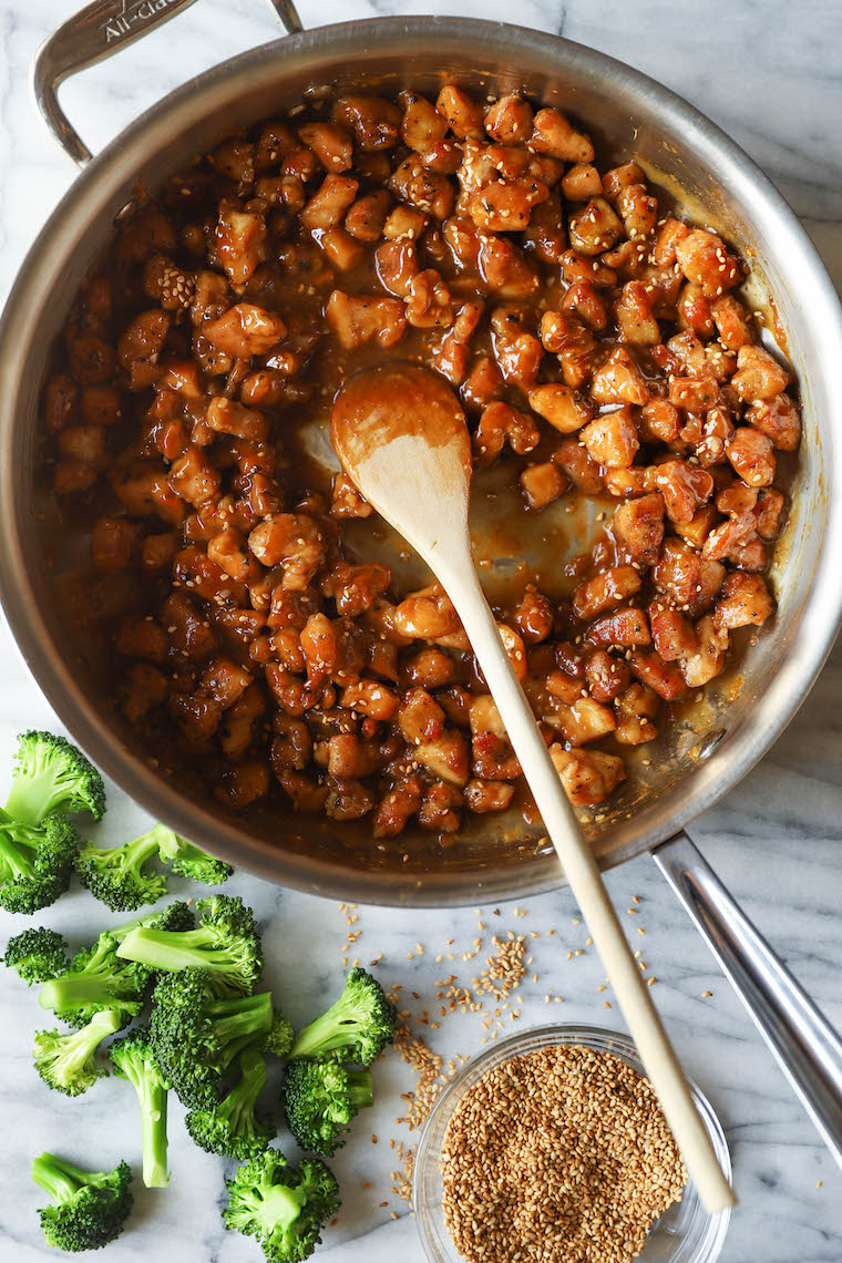 Ciotole di pollo al sesamo: pollo al sesamo super succulento e tenero! 1000 volte migliore del cibo da asporto, preparato in 30 minuti o meno. Servire con riso e broccoli. COSÌ COSÌ BUONO.