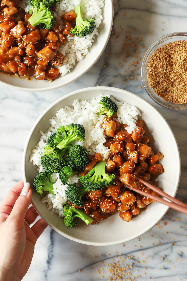 Ciotole di pollo al sesamo: pollo al sesamo super succulento e tenero! 1000 volte migliore del cibo da asporto, preparato in 30 minuti o meno. Servire con riso e broccoli. COSÌ COSÌ BUONO.