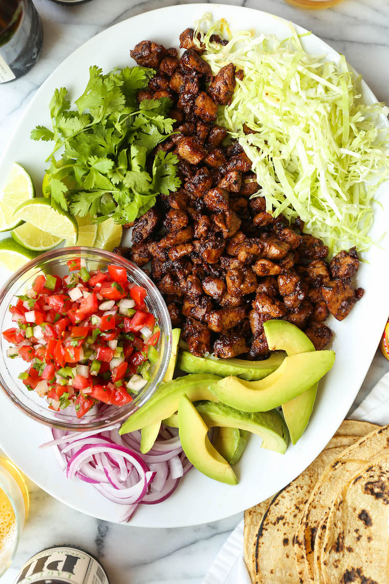 Carnitas di maiale facili - Carnitas di maiale succose e tenere preparate in 30 minuti, dall'inizio alla fine! Nessuna confusione, nessuna seccatura. Servire come tacos o ciotole di burrito. Così facile, così bello.