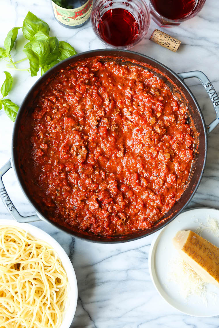 Salsa di pomodoro veloce: puoi saltare la salsa in barattolo! Questo è super veloce, facile, fresco e così buono usando i prodotti di base della dispensa. Solo 30 minuti dall'inizio alla fine!