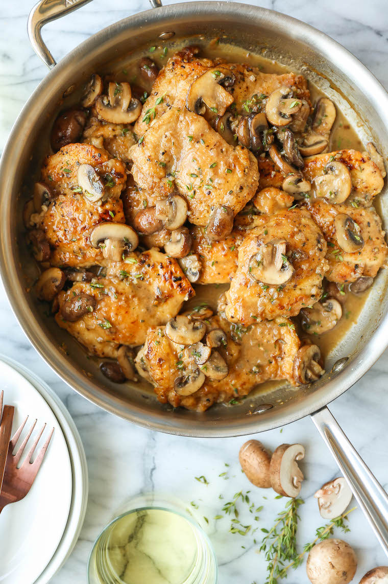 Cosce di pollo ai funghi in padella - Pollo tenero, tenero, tenero, marrone dorato, ricoperto di salsa al burro e ai funghi. Così veloce, così buono!