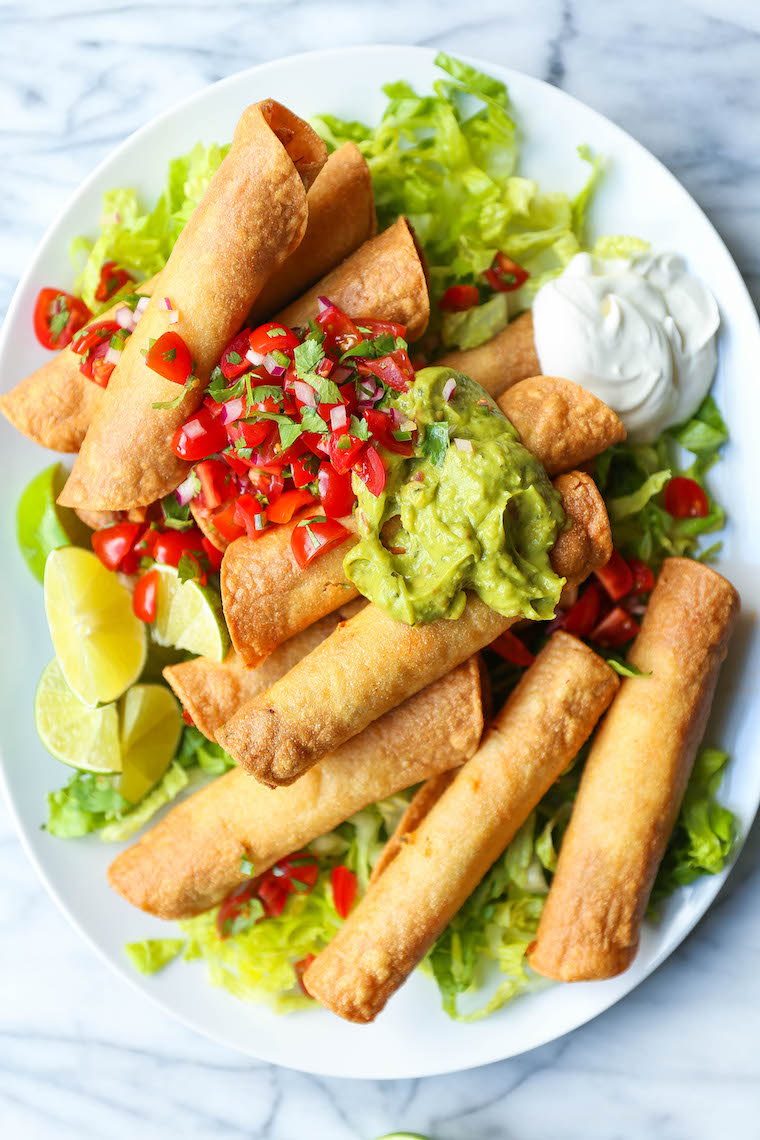 Taquitos veloci al pollo: un ottimo modo per utilizzare gli avanzi del pollo allo spiedo! Così facile, croccante e croccante! Servire con guac, pico de gallo e panna acida!