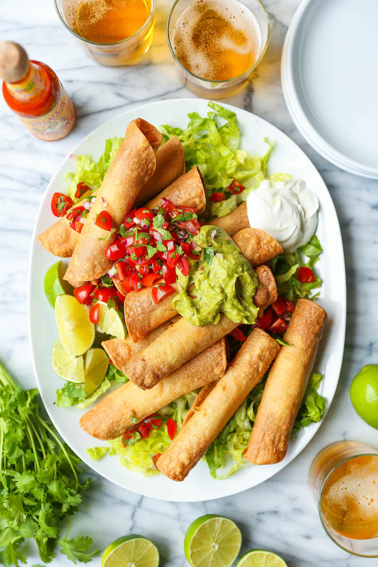 Quick Chicken Taquitos - Ottimo modo per utilizzare il pollo avanzato dal girarrosto! Così facile, croccante e croccante! Servi con guacamole, pico de gallo e panna acida!