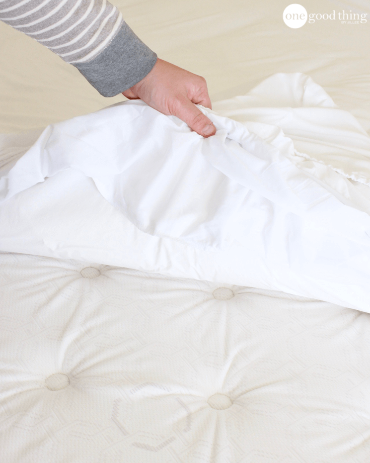 How To Wash Odors and Oils From Bed Sheets