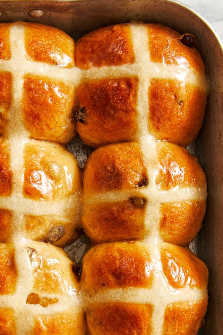 Hot Cross Buns - Panini caldi e croccanti fatti in casa che sono così morbidi, soffici e leggermente dolci. Assolutamente indispensabili per la Pasqua - scompariranno così rapidamente!