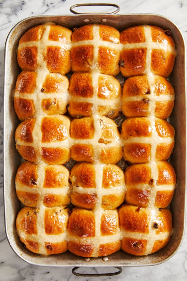 Hot Cross Buns - Panini caldi e croccanti fatti in casa che sono così morbidi, soffici e leggermente dolci. Assolutamente indispensabili per la Pasqua - scompariranno così rapidamente!