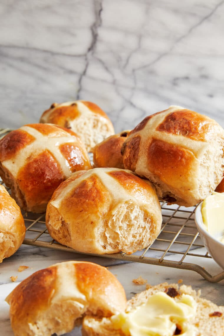 Hot Cross Buns - Panini caldi e croccanti fatti in casa che sono così morbidi, soffici e leggermente dolci. Assolutamente indispensabili per la Pasqua - scompariranno così rapidamente!