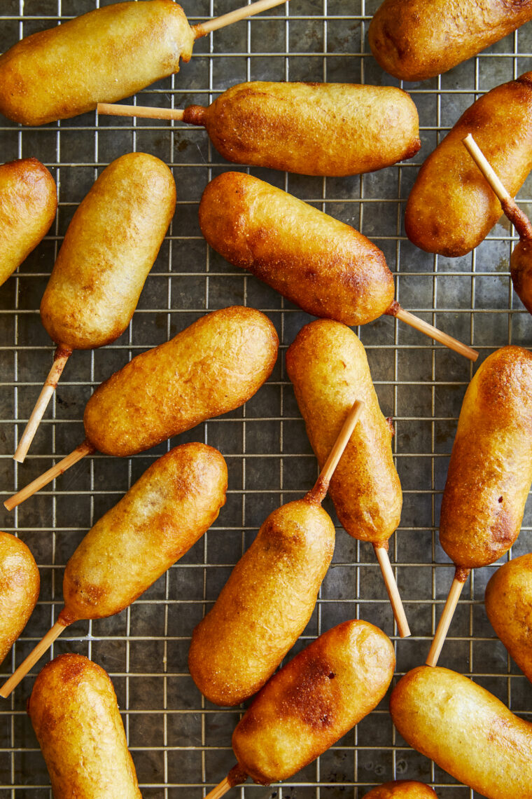 Facili Mini Corn Dogs fatti in casa - I migliori corn dogs che puoi fare proprio a casa - gustosi proprio come alla fiera di stato. Sicuramente saranno i preferiti della famiglia!