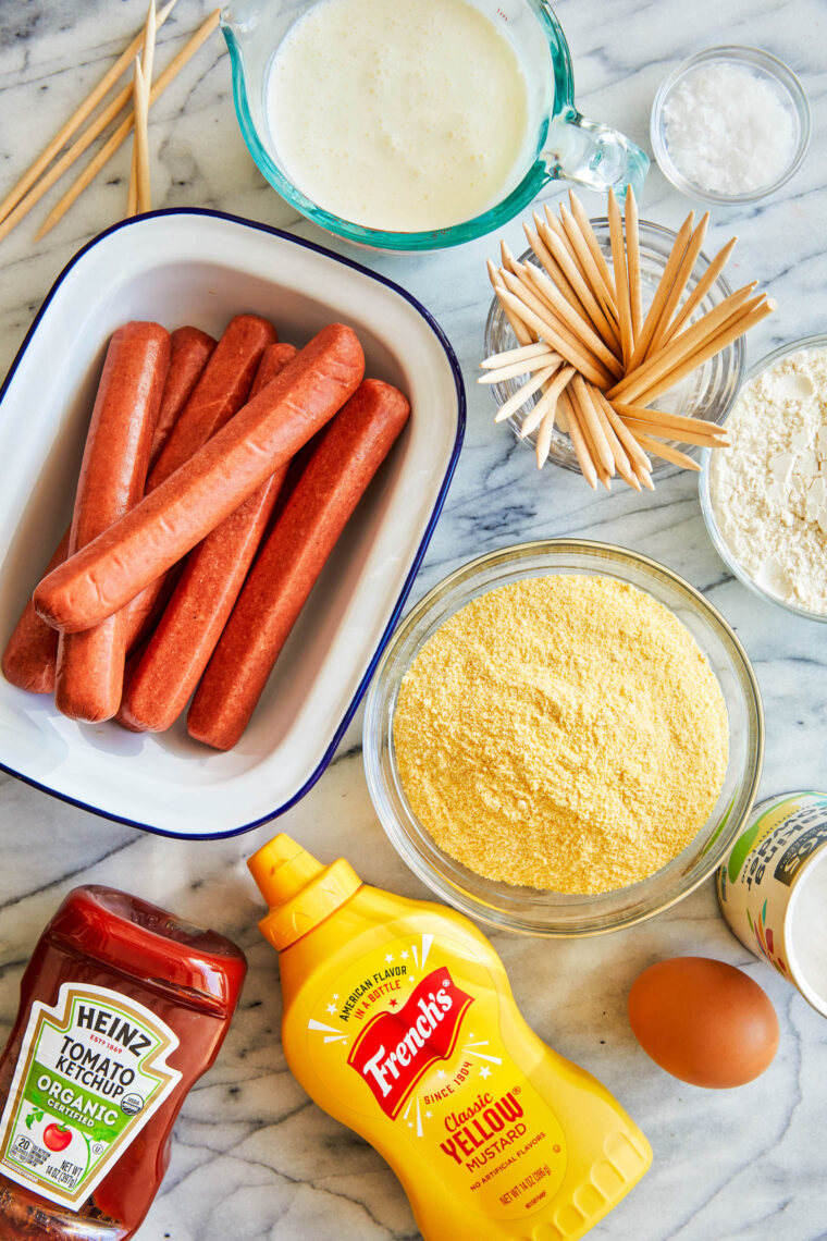 Facili Mini Corn Dogs fatti in casa - I migliori corn dogs che puoi fare proprio a casa - gustosi proprio come alla fiera di stato. Sicuramente saranno i preferiti della famiglia!