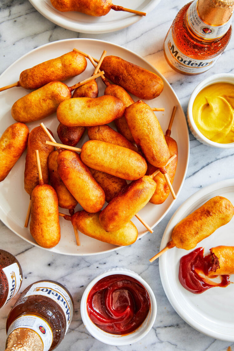 Facili Mini Corn Dogs fatti in casa - I migliori corn dogs che puoi fare proprio a casa - gustosi proprio come alla fiera di stato. Sicuramente saranno i preferiti della famiglia!