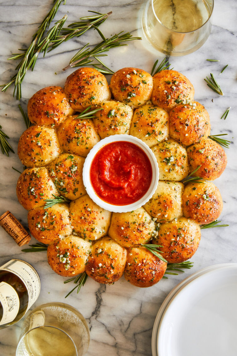 Ghirlanda di pane all'aglio - Bocconcini di pane caldi, soffici e soffici ricoperti di una deliziosa bontà all'aglio e burro. Un vero successo con il pubblico!