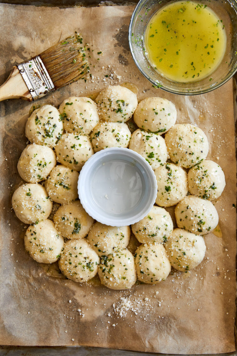 Ghirlanda di pane all'aglio - Bocconcini di pane caldi, soffici e soffici ricoperti di una deliziosa bontà all'aglio e burro. Un vero successo con il pubblico!