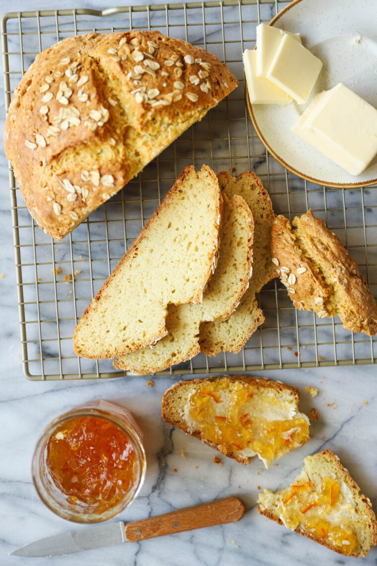 Pane senza lievito - Sì, puoi fare del bellissimo pane rustico fatto in casa SENZA lievito, lievitazione o crescita. Fatto così rapidamente + facilmente. E COSÌ BUONO.