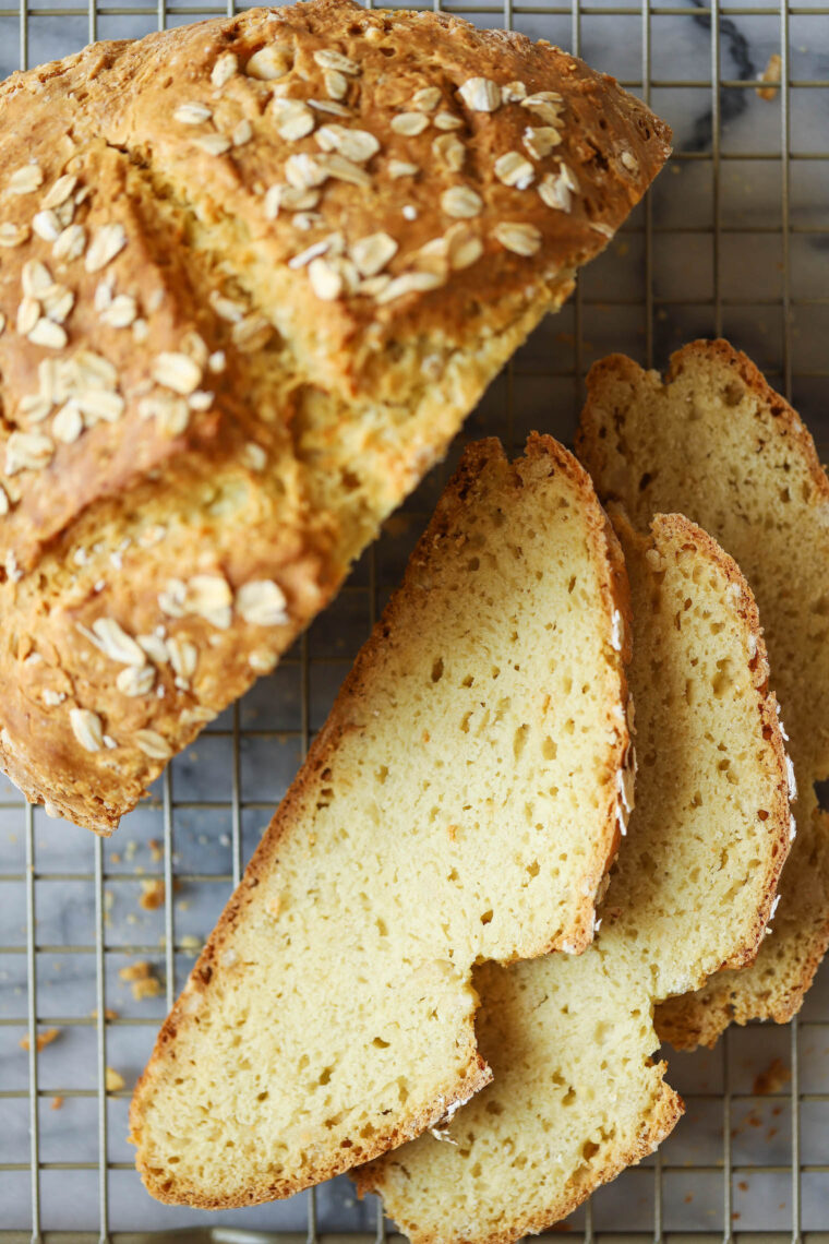 Pane senza lievito - Sì, puoi fare del bellissimo pane rustico fatto in casa SENZA lievito, lievitazione o crescita. Fatto così rapidamente + facilmente. E COSÌ BUONO.