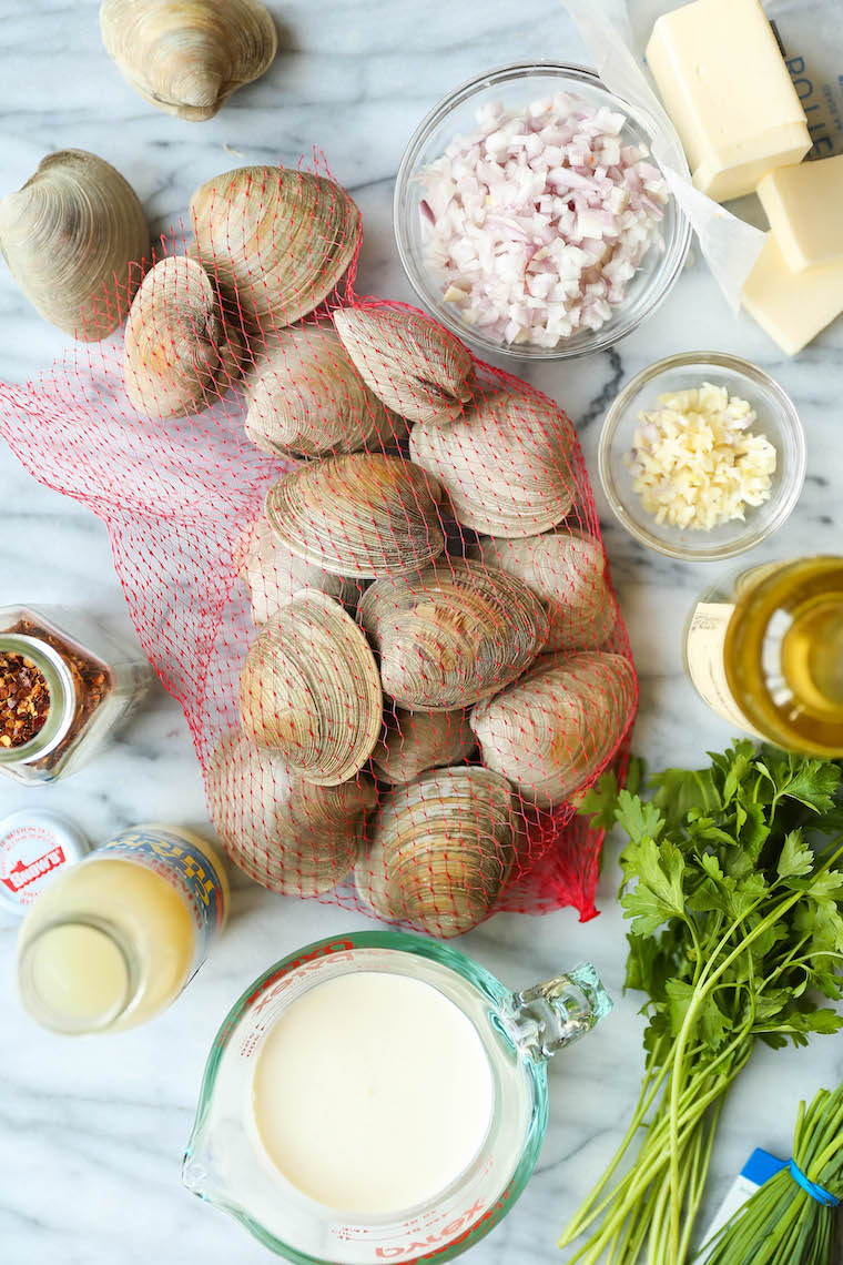 Vongole al burro all'aglio con salsa al vino bianco e panna - Le MIGLIORI vongole al vapore di sempre! Così gustose e burrose, servite con una salsa alla panna divina!