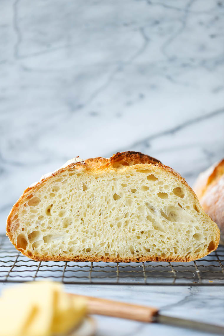 Pane senza impasto facile - INFALLIBILE e con soli 4 ingredienti! Così robusto e rustico con una crosta incredibile + interno soffice, leggero e masticabile. Davvero BUONO.