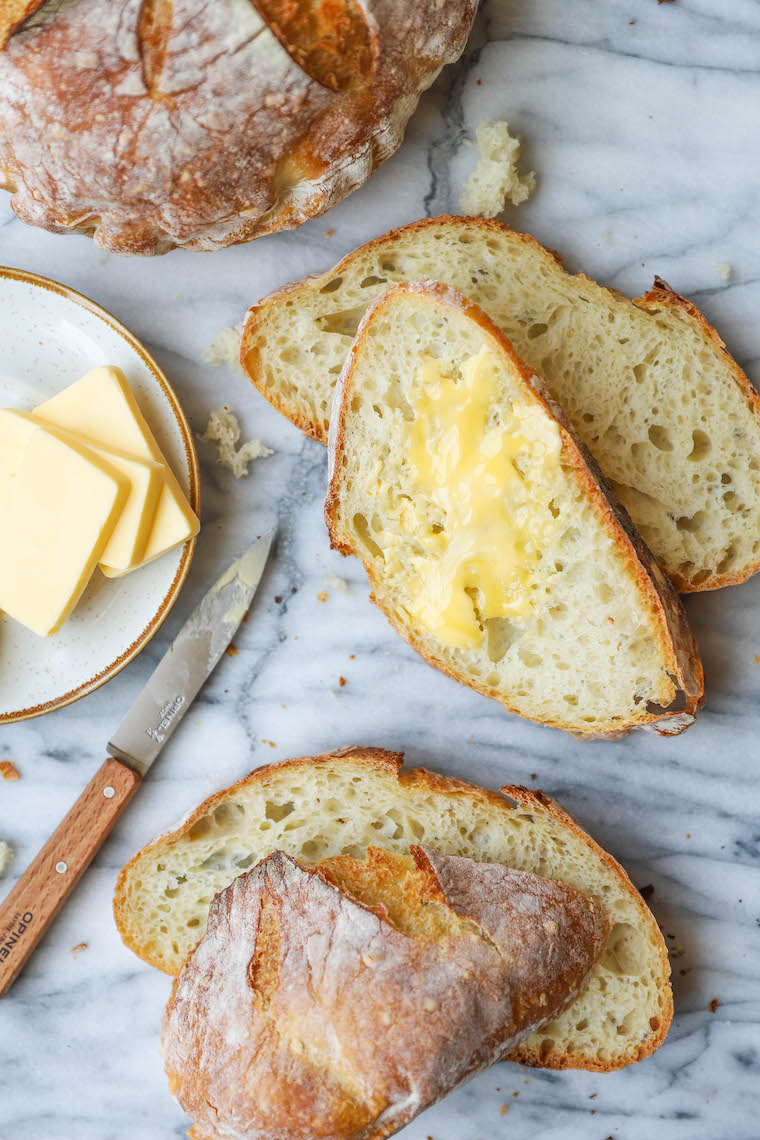 Pane senza impasto facile - INFALLIBILE e con soli 4 ingredienti! Così robusto e rustico con una crosta incredibile + interno soffice, leggero e masticabile. Davvero BUONO.