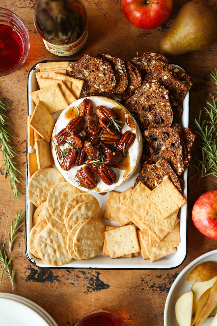 Brie al Forno alla Mappa di Pecan - Il più semplice brie al forno a 5 ingredienti! Servito con una deliziosa e calda miscela di noci di acero in cima. COSÌ BUONO e un vero piacere per la folla.