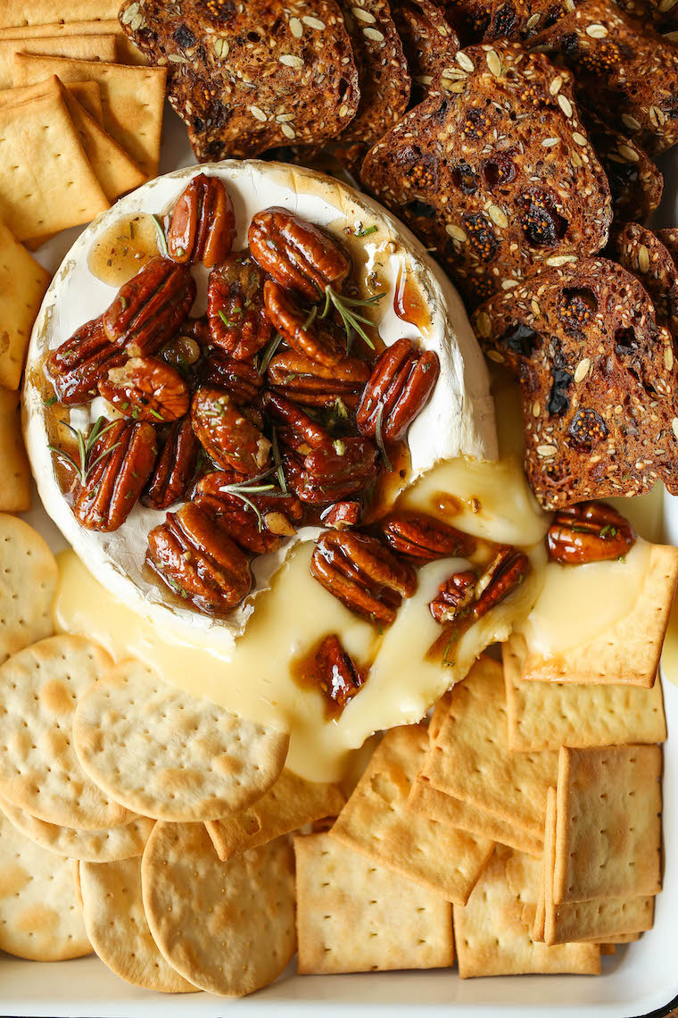 Brie al Forno alla Mappa di Pecan - Il più semplice brie al forno a 5 ingredienti! Servito con una deliziosa e calda miscela di noci di acero in cima. COSÌ BUONO e un vero piacere per la folla.