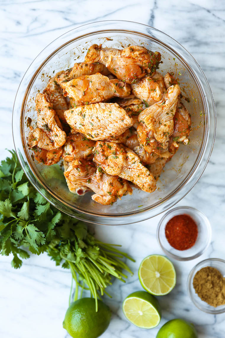 Ali di pollo al lime e coriandolo - Croccanti, carbonizzati e affumicati con la marinata più facile. Coriandolo, lime, cumino, peperoncino in polvere. Così semplice eppure così buono!